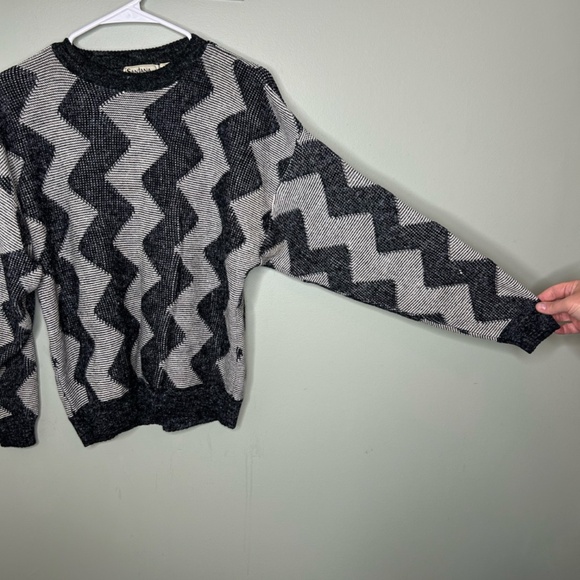 Men's vintage Santana medium grey and black knit zig zag sweater - Picture 2 of 10